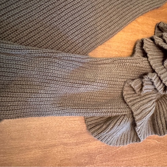 BP Ruffled Sleeve cut out sweater - Picture 5 of 9